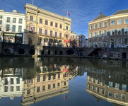 900633 Gezicht op de Winkel van Sinkel (Oudegracht 158) te Utrecht, met spiegeling in het water van de Oudegracht. ...